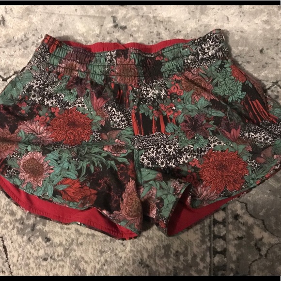 REVERSIBLE (✌️in 1) Lululemon shorts - Picture 2 of 7